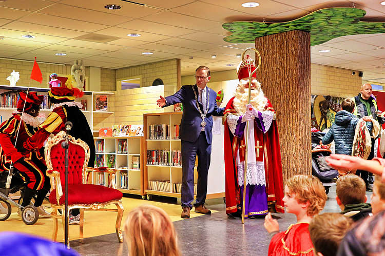 Aankomst van de Sint en zijn Zwarte Pieten in Waarder_065